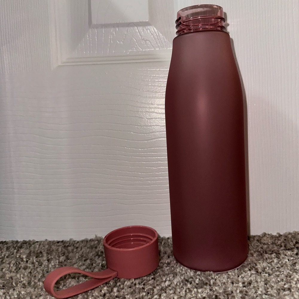 NWT Pink Water Bottle 20 oz